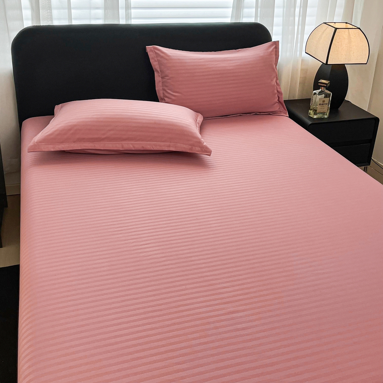 91家纺网 家纺一手货源 找家纺 恬澳家纺 2025新款简约磨毛压花床笠外贸跨境电商亚马逊速卖通单床笠三件套欧美尺寸多多跨境平台TEMU SHEIN 条纹-粉