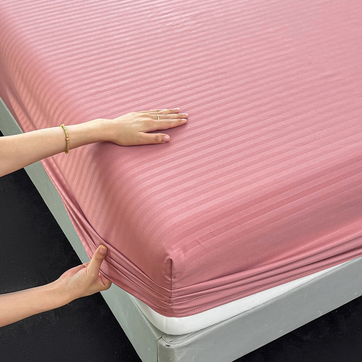 91家纺网 家纺一手货源 找家纺 恬澳家纺 2025新款简约磨毛压花床笠外贸跨境电商亚马逊速卖通单床笠三件套欧美尺寸多多跨境平台TEMU SHEIN 条纹-粉