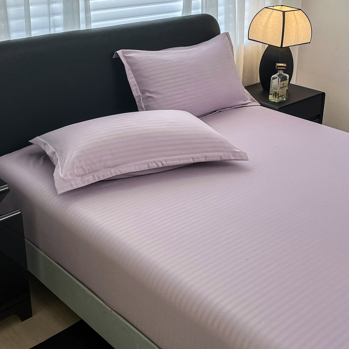 91家纺网 家纺一手货源 找家纺 恬澳家纺 2025新款简约磨毛压花床笠外贸跨境电商亚马逊速卖通单床笠三件套欧美尺寸多多跨境平台TEMU SHEIN 条纹-紫