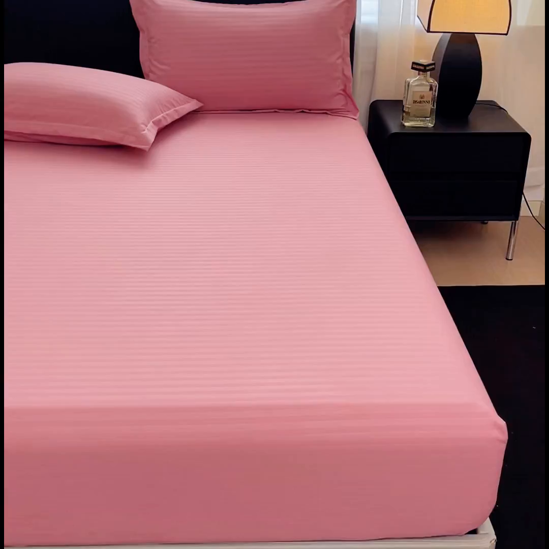 91家纺网 家纺一手货源 找家纺 恬澳家纺 2025新款简约磨毛压花床笠外贸跨境电商亚马逊速卖通单床笠三件套欧美尺寸多多跨境平台TEMU SHEIN 条纹-粉