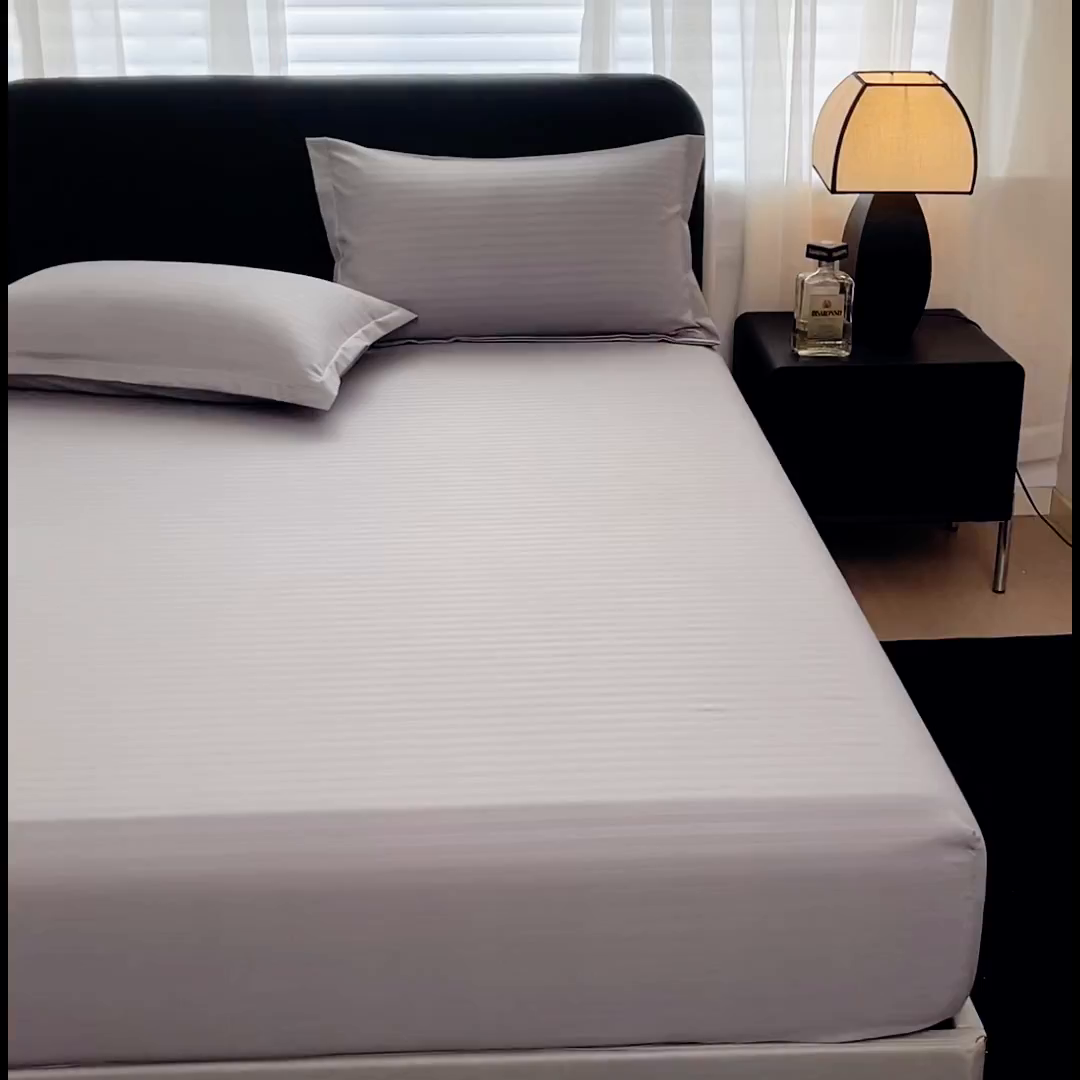 91家纺网 家纺一手货源 找家纺 恬澳家纺 2025新款简约磨毛压花床笠外贸跨境电商亚马逊速卖通单床笠三件套欧美尺寸多多跨境平台TEMU SHEIN 条纹-浅灰