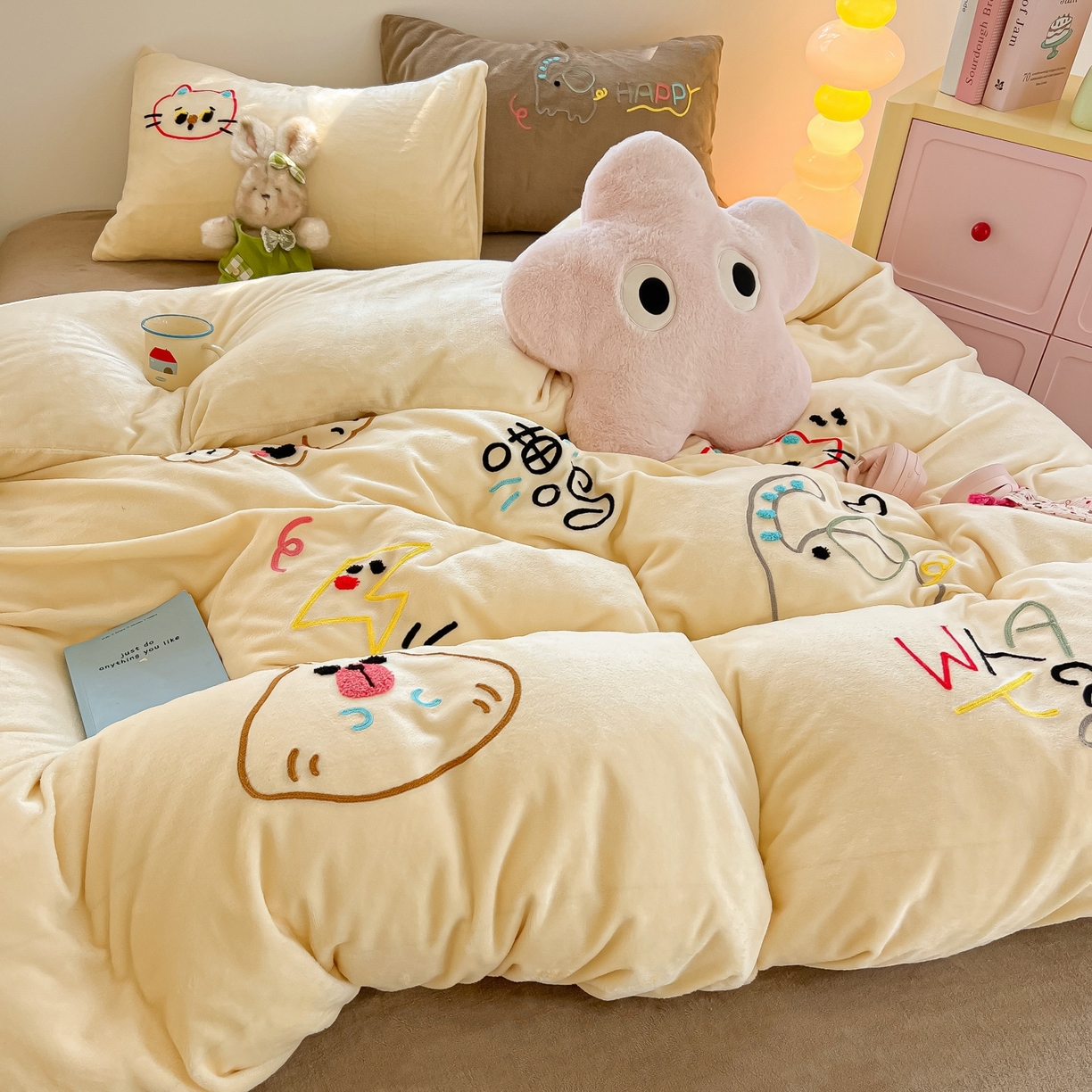 91家纺网 家纺一手货源 找家纺 （总）子钦家纺 2025新款加厚牛奶绒INS风撞色毛巾绣四件套-彩虹天堂