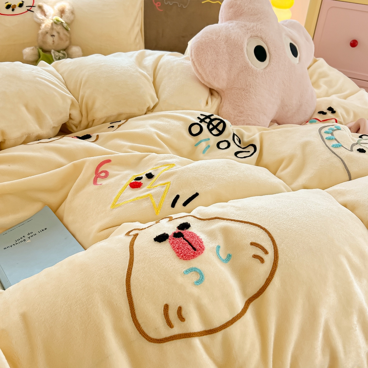 91家纺网 家纺一手货源 找家纺 （总）子钦家纺 2025新款加厚牛奶绒INS风撞色毛巾绣四件套-彩虹天堂