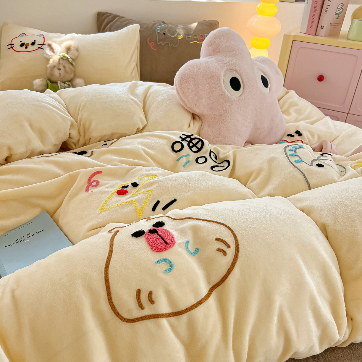 91家纺网 家纺一手货源 找家纺 子钦家纺 2025新款加厚牛奶绒INS风撞色毛巾绣四件套-彩虹天堂 彩虹天堂-奶白