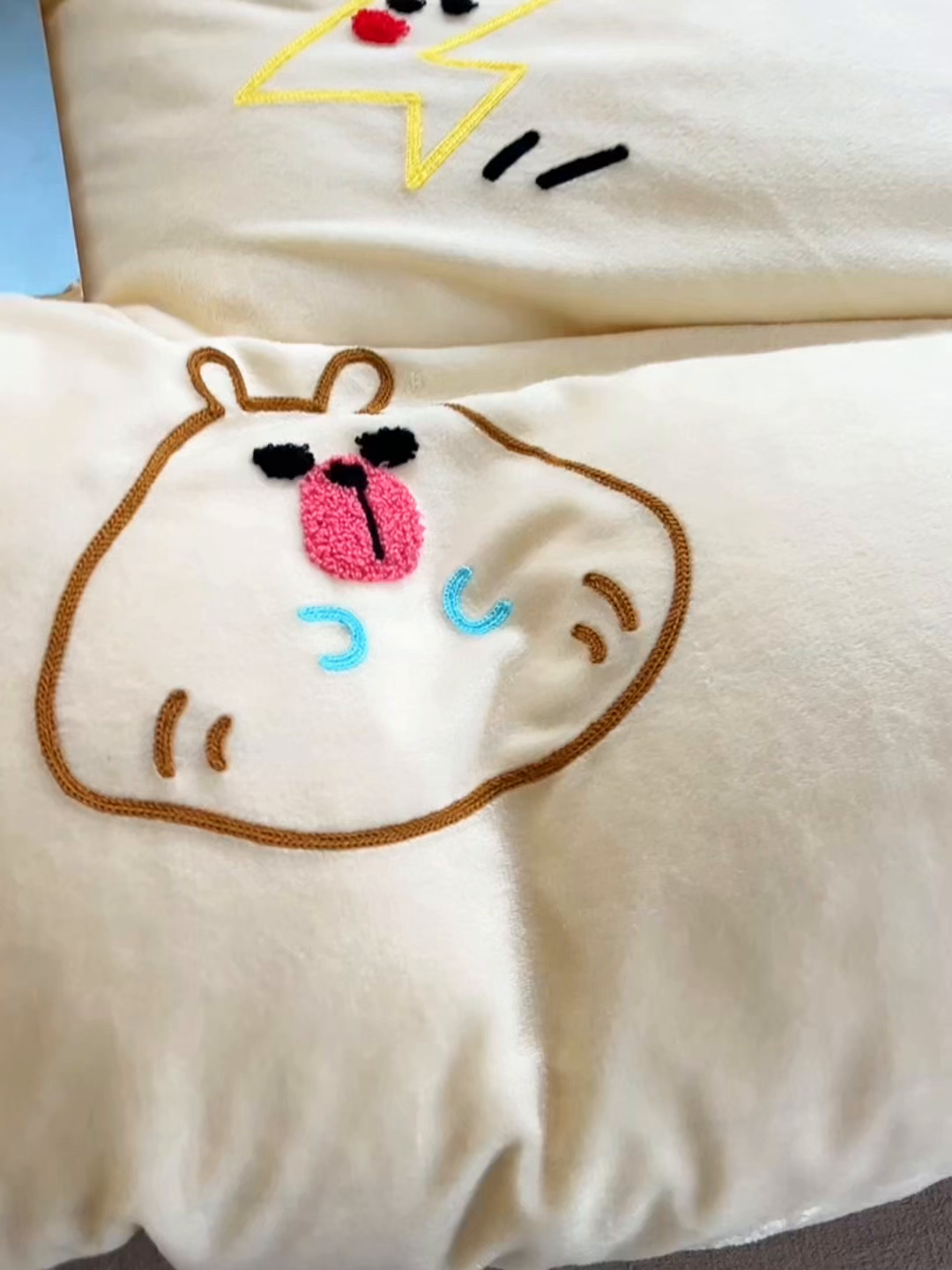 91家纺网 家纺一手货源 找家纺 子钦家纺 2025新款加厚牛奶绒INS风撞色毛巾绣四件套-彩虹天堂 彩虹天堂-奶白