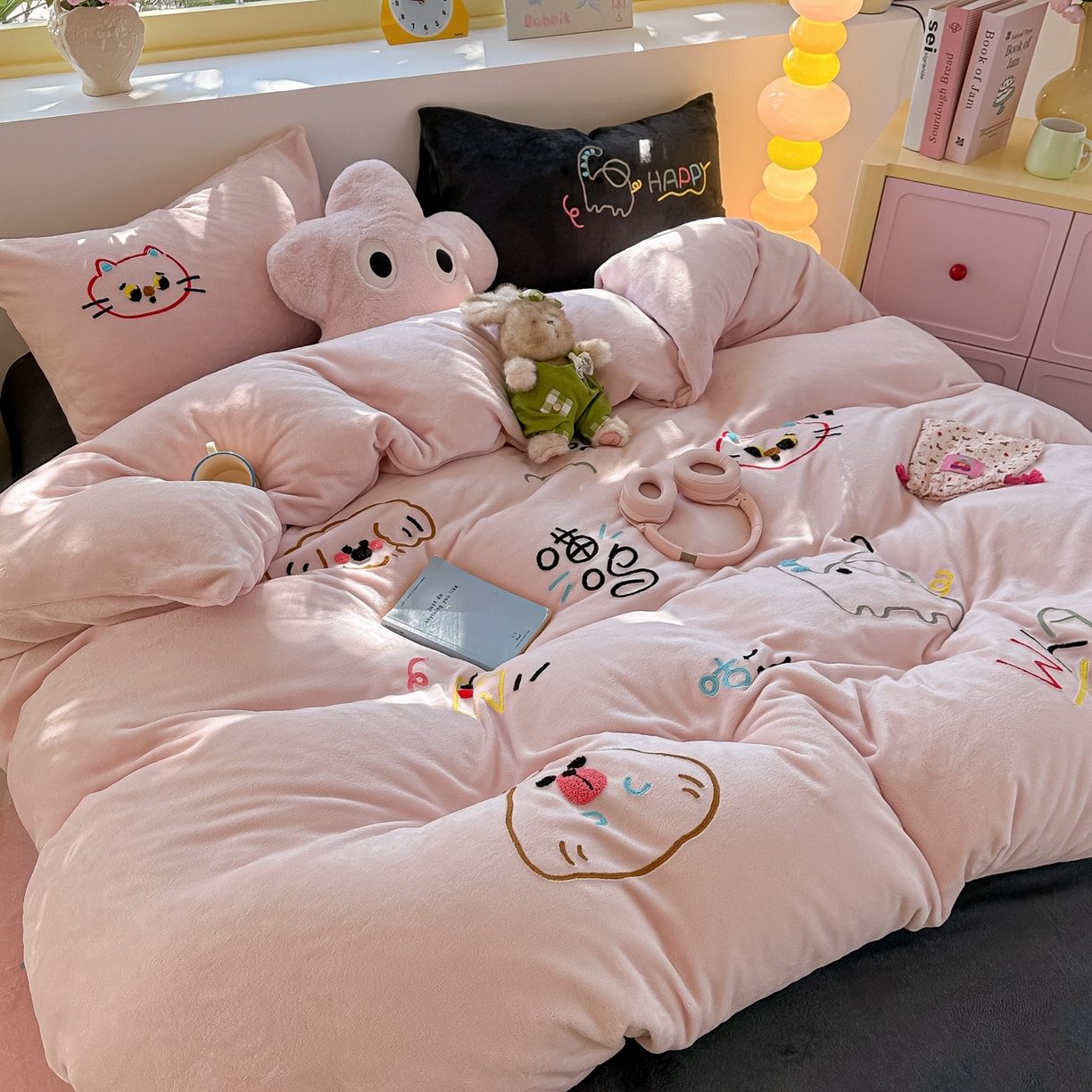 子钦家纺 2025新款加厚牛奶绒INS风撞色毛巾绣四件套-彩虹天堂 彩虹天堂-奶油粉