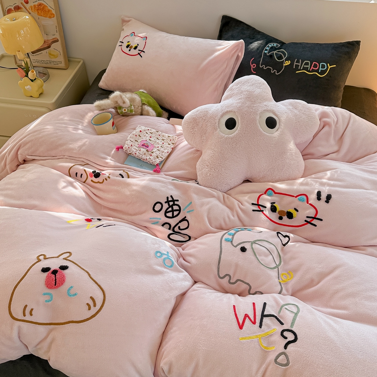 91家纺网 家纺一手货源 找家纺 子钦家纺 2025新款加厚牛奶绒INS风撞色毛巾绣四件套-彩虹天堂 彩虹天堂-奶油粉