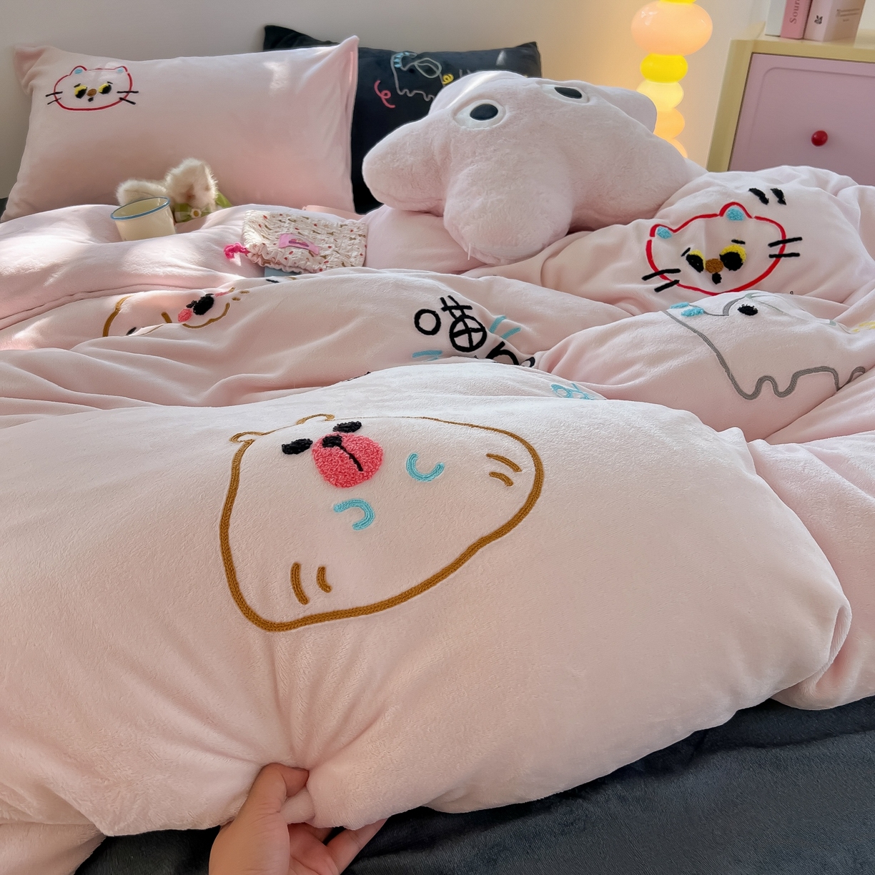 91家纺网 家纺一手货源 找家纺 子钦家纺 2025新款加厚牛奶绒INS风撞色毛巾绣四件套-彩虹天堂 彩虹天堂-奶油粉