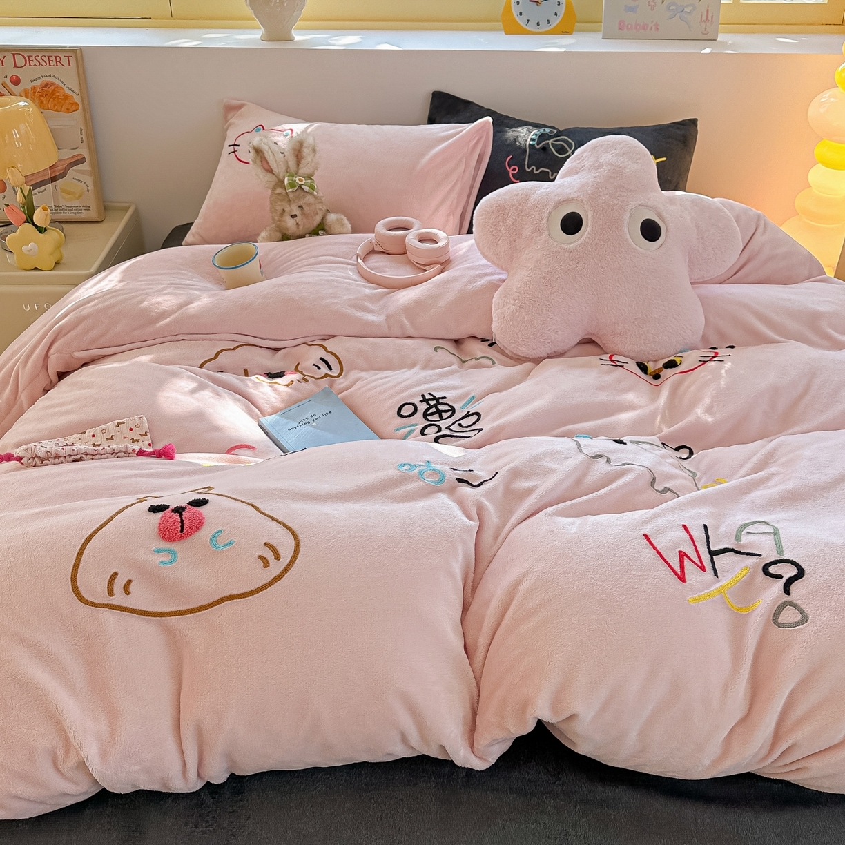 91家纺网 家纺一手货源 找家纺 子钦家纺 2025新款加厚牛奶绒INS风撞色毛巾绣四件套-彩虹天堂 彩虹天堂-奶油粉