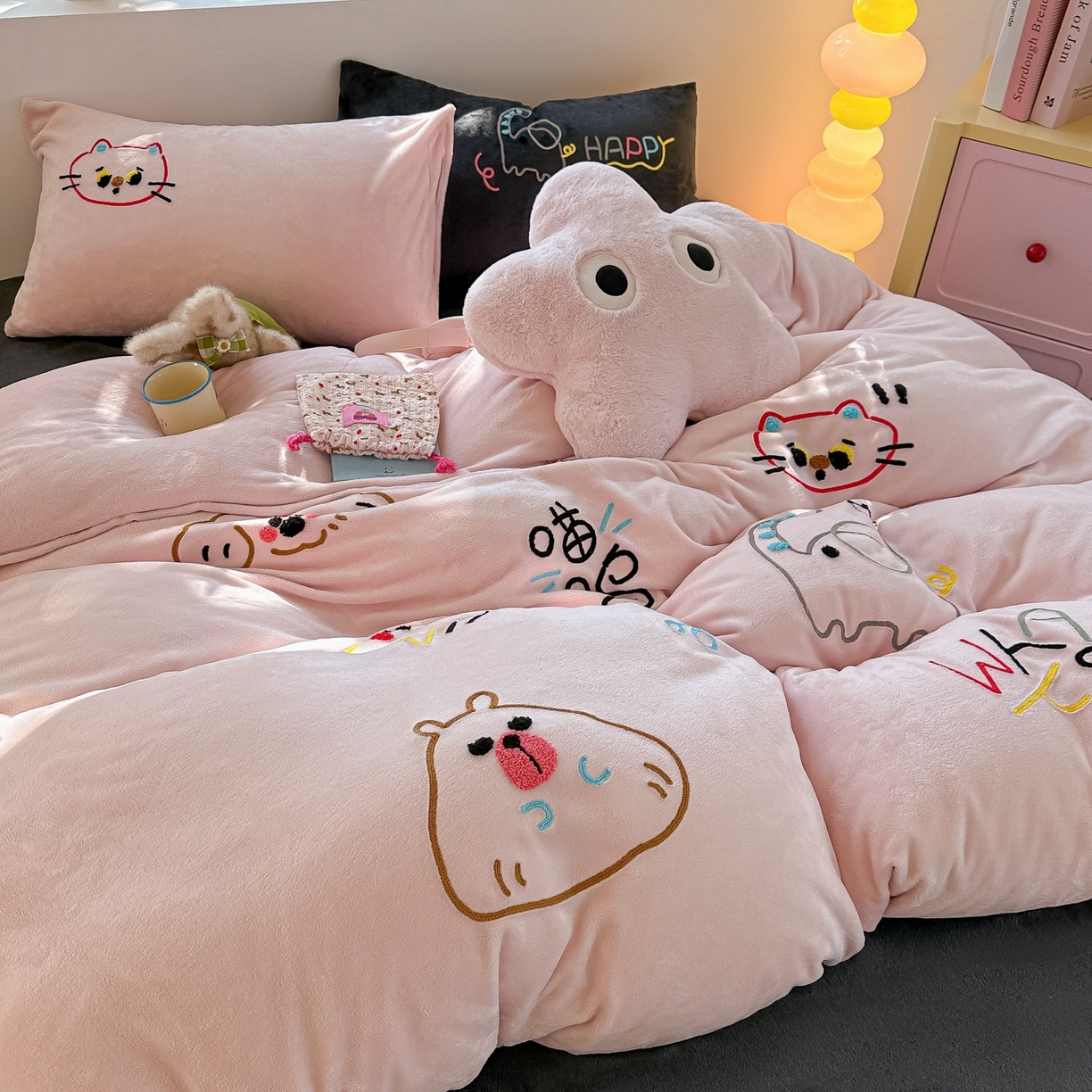 91家纺网 家纺一手货源 找家纺 子钦家纺 2025新款加厚牛奶绒INS风撞色毛巾绣四件套-彩虹天堂 彩虹天堂-奶油粉