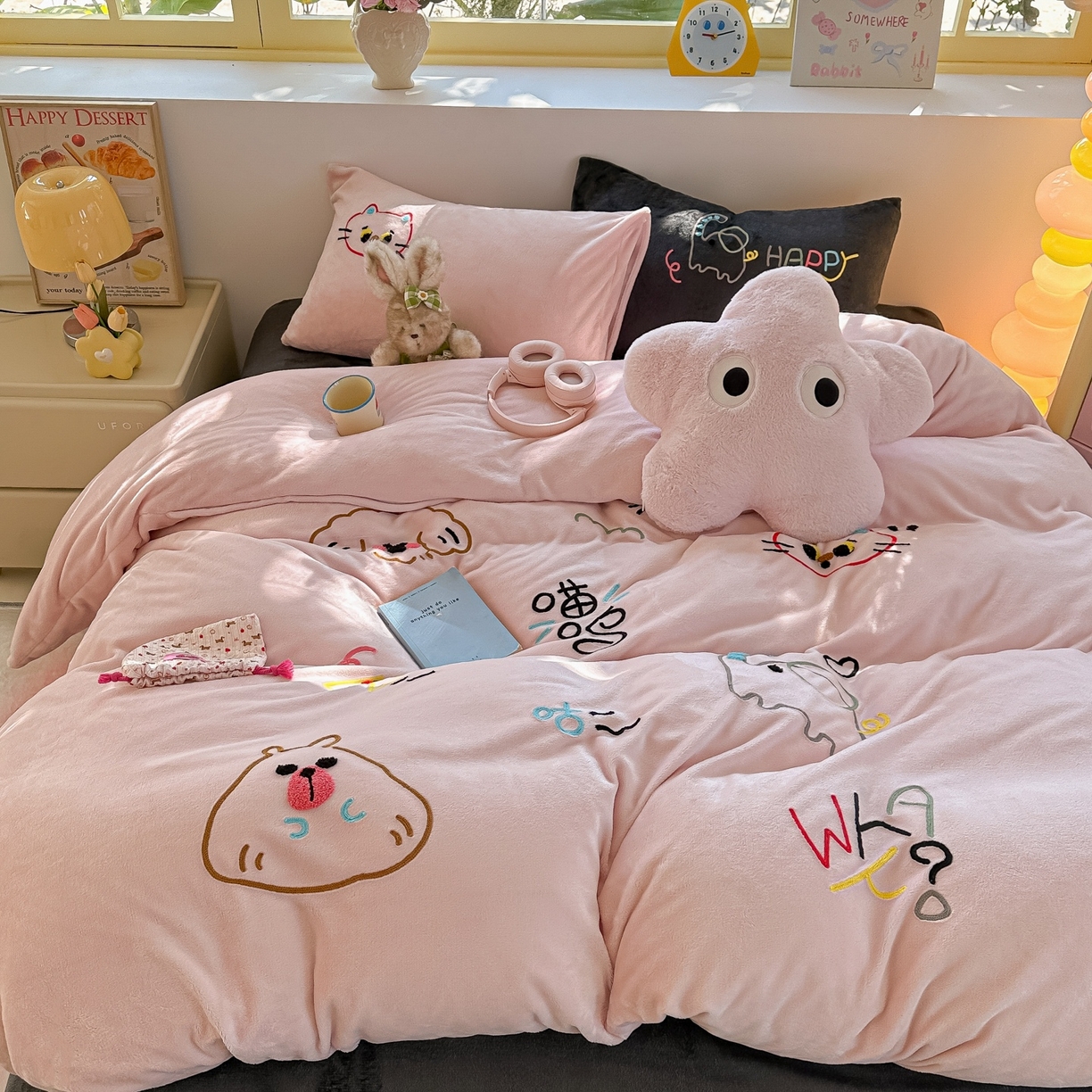 91家纺网 家纺一手货源 找家纺 子钦家纺 2025新款加厚牛奶绒INS风撞色毛巾绣四件套-彩虹天堂 彩虹天堂-奶油粉