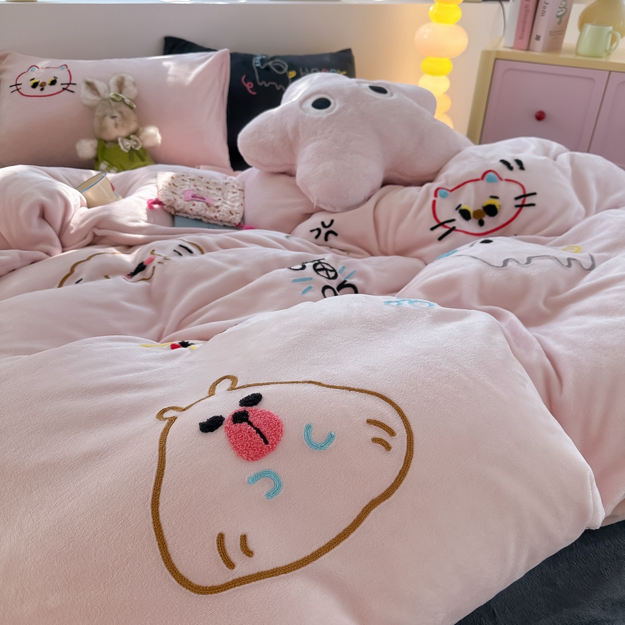 91家纺网 家纺一手货源 找家纺 子钦家纺 2025新款加厚牛奶绒INS风撞色毛巾绣四件套-彩虹天堂 彩虹天堂-奶油粉