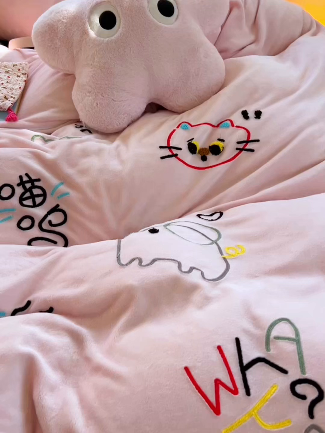 91家纺网 家纺一手货源 找家纺 子钦家纺 2025新款加厚牛奶绒INS风撞色毛巾绣四件套-彩虹天堂 彩虹天堂-奶油粉