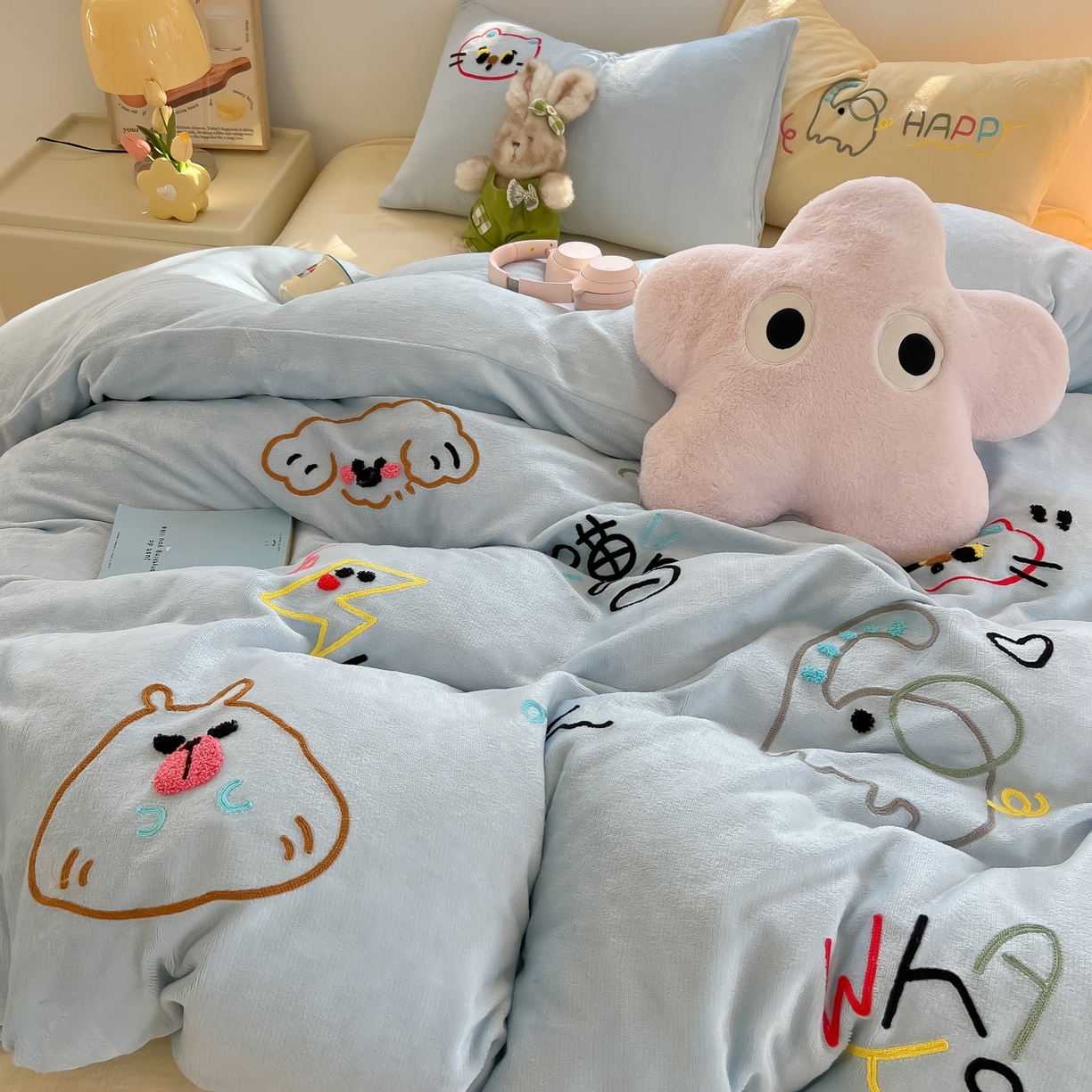 91家纺网 家纺一手货源 找家纺 子钦家纺 2025新款加厚牛奶绒INS风撞色毛巾绣四件套-彩虹天堂 彩虹天堂-天蓝