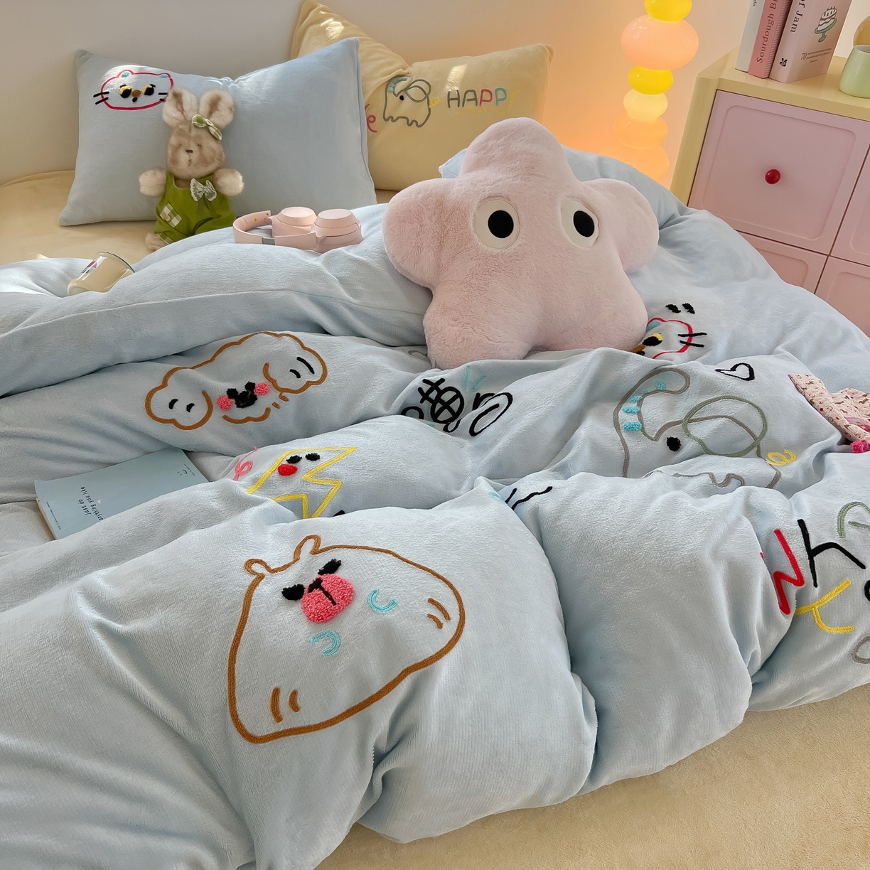 91家纺网 家纺一手货源 找家纺 子钦家纺 2025新款加厚牛奶绒INS风撞色毛巾绣四件套-彩虹天堂 彩虹天堂-天蓝