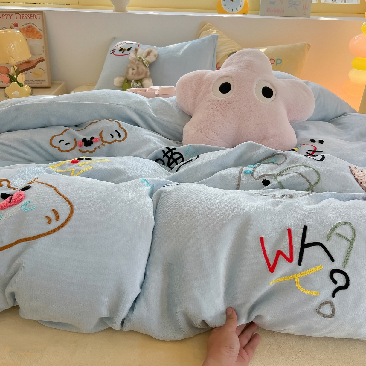 91家纺网 家纺一手货源 找家纺 子钦家纺 2025新款加厚牛奶绒INS风撞色毛巾绣四件套-彩虹天堂 彩虹天堂-天蓝