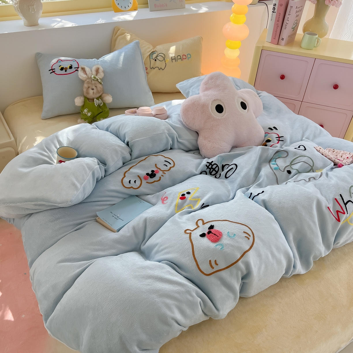 91家纺网 家纺一手货源 找家纺 子钦家纺 2025新款加厚牛奶绒INS风撞色毛巾绣四件套-彩虹天堂 彩虹天堂-天蓝