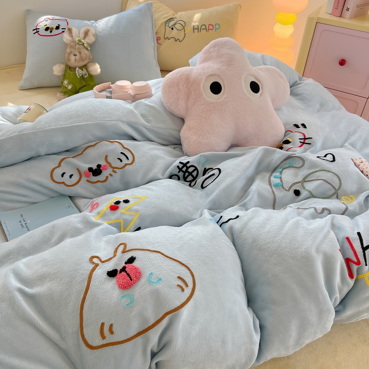 91家纺网 家纺一手货源 找家纺 子钦家纺 2025新款加厚牛奶绒INS风撞色毛巾绣四件套-彩虹天堂 彩虹天堂-天蓝