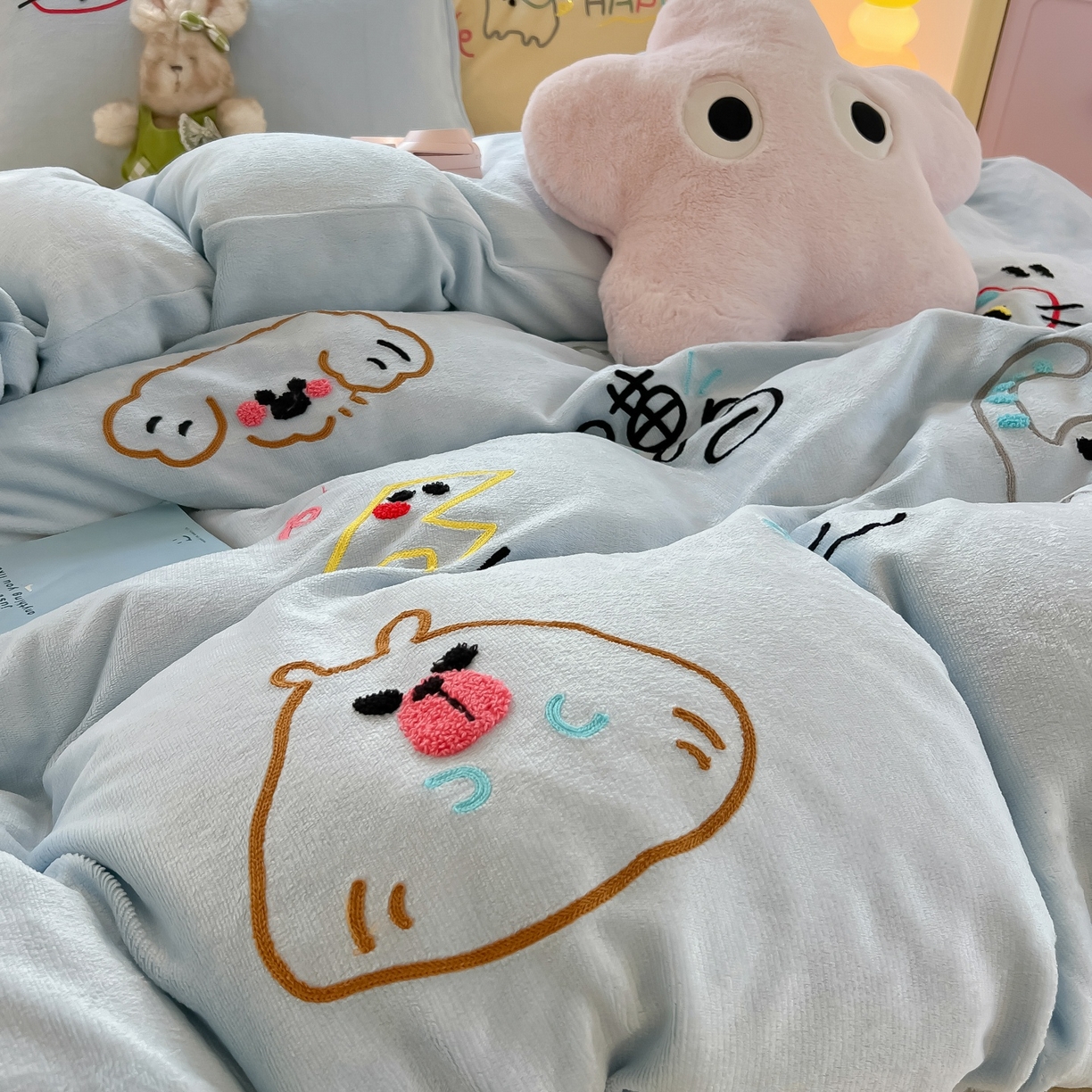 91家纺网 家纺一手货源 找家纺 子钦家纺 2025新款加厚牛奶绒INS风撞色毛巾绣四件套-彩虹天堂 彩虹天堂-天蓝