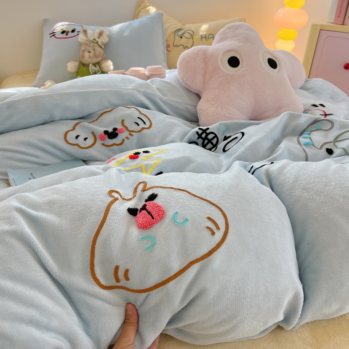 91家纺网 家纺一手货源 找家纺 子钦家纺 2025新款加厚牛奶绒INS风撞色毛巾绣四件套-彩虹天堂 彩虹天堂-天蓝