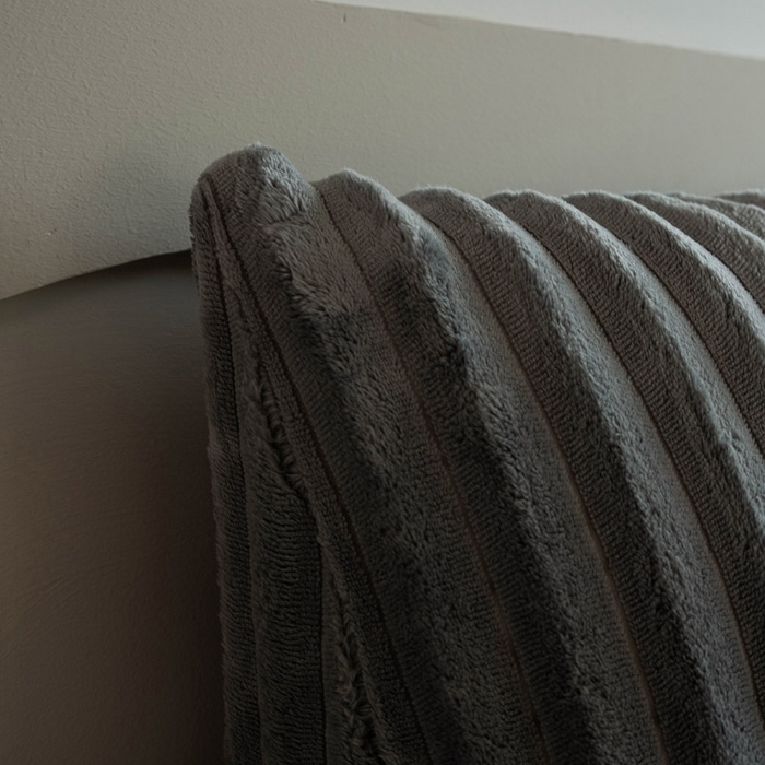 91家纺网 家纺一手货源 找家纺 美达人 2025新款简约绒条三角靠背 粗绒-灰色