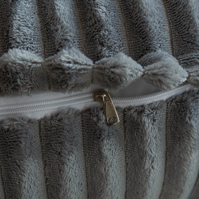 91家纺网 家纺一手货源 找家纺 美达人 2025新款简约绒条三角靠背 粗绒-灰色