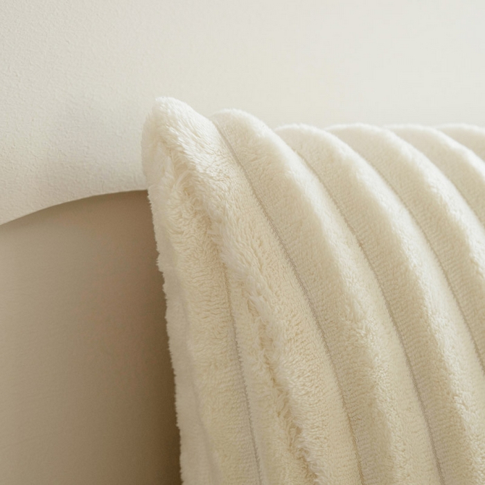 91家纺网 家纺一手货源 找家纺 美达人 2025新款简约绒条三角靠背 粗绒-米白