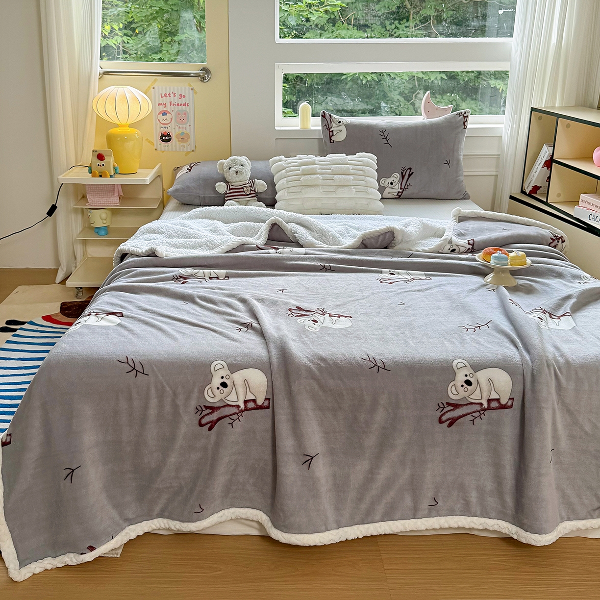 91家纺网 家纺一手货源 找家纺 喜歌家居 2025新款玉源考拉牛奶绒包边双层毯 玉源考拉灰