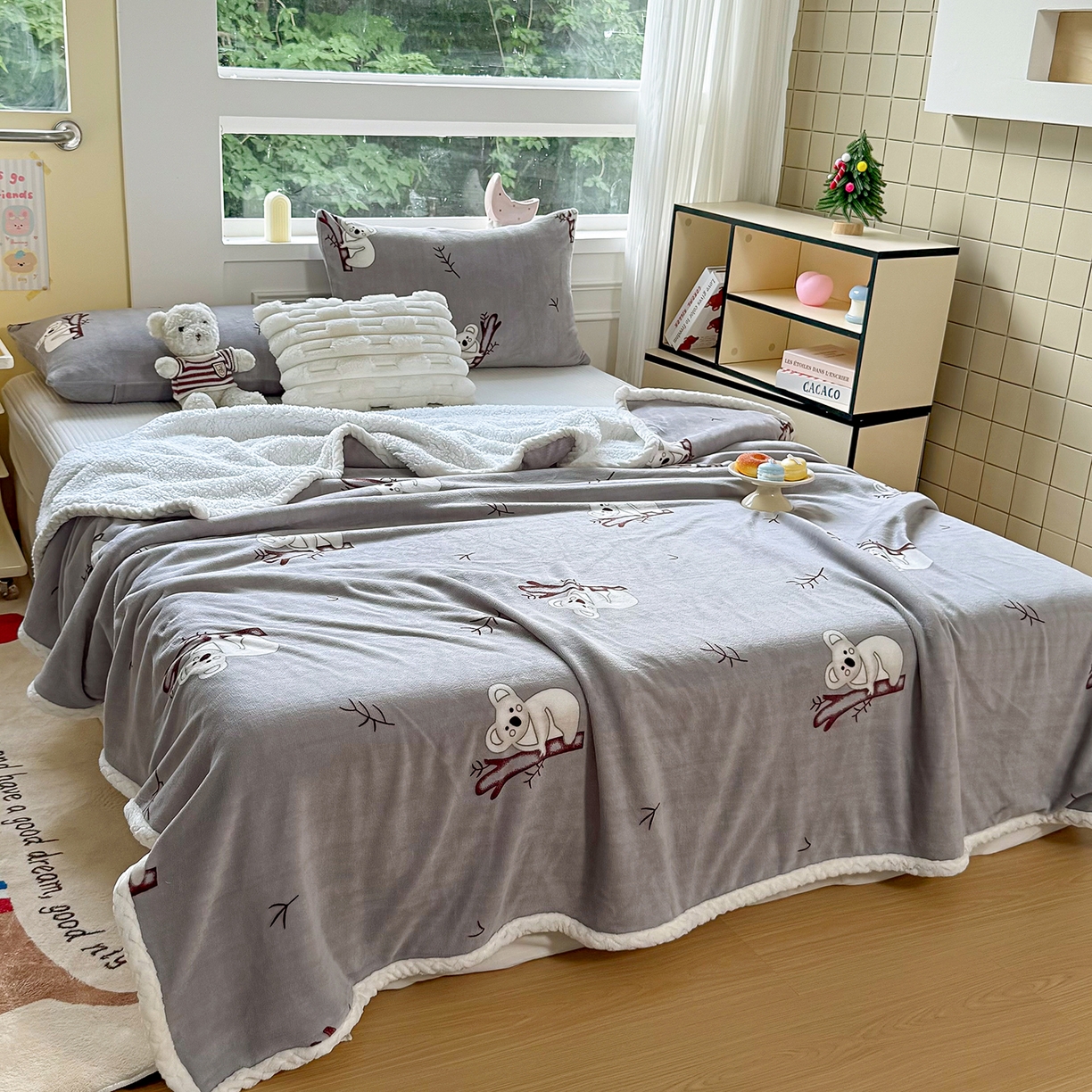 91家纺网 家纺一手货源 找家纺 喜歌家居 2025新款玉源考拉牛奶绒包边双层毯 玉源考拉灰