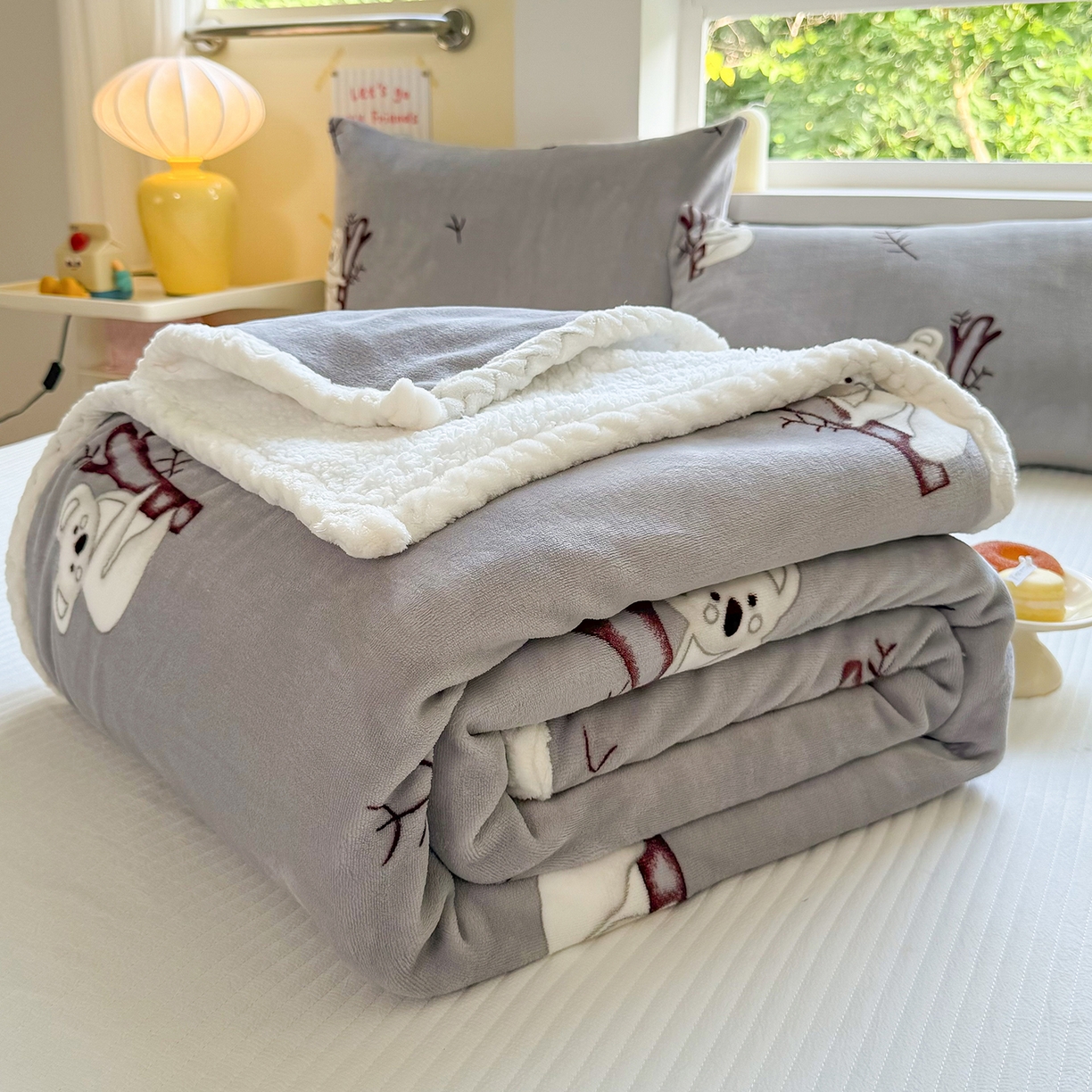 91家纺网 家纺一手货源 找家纺 喜歌家居 2025新款玉源考拉牛奶绒包边双层毯 玉源考拉灰