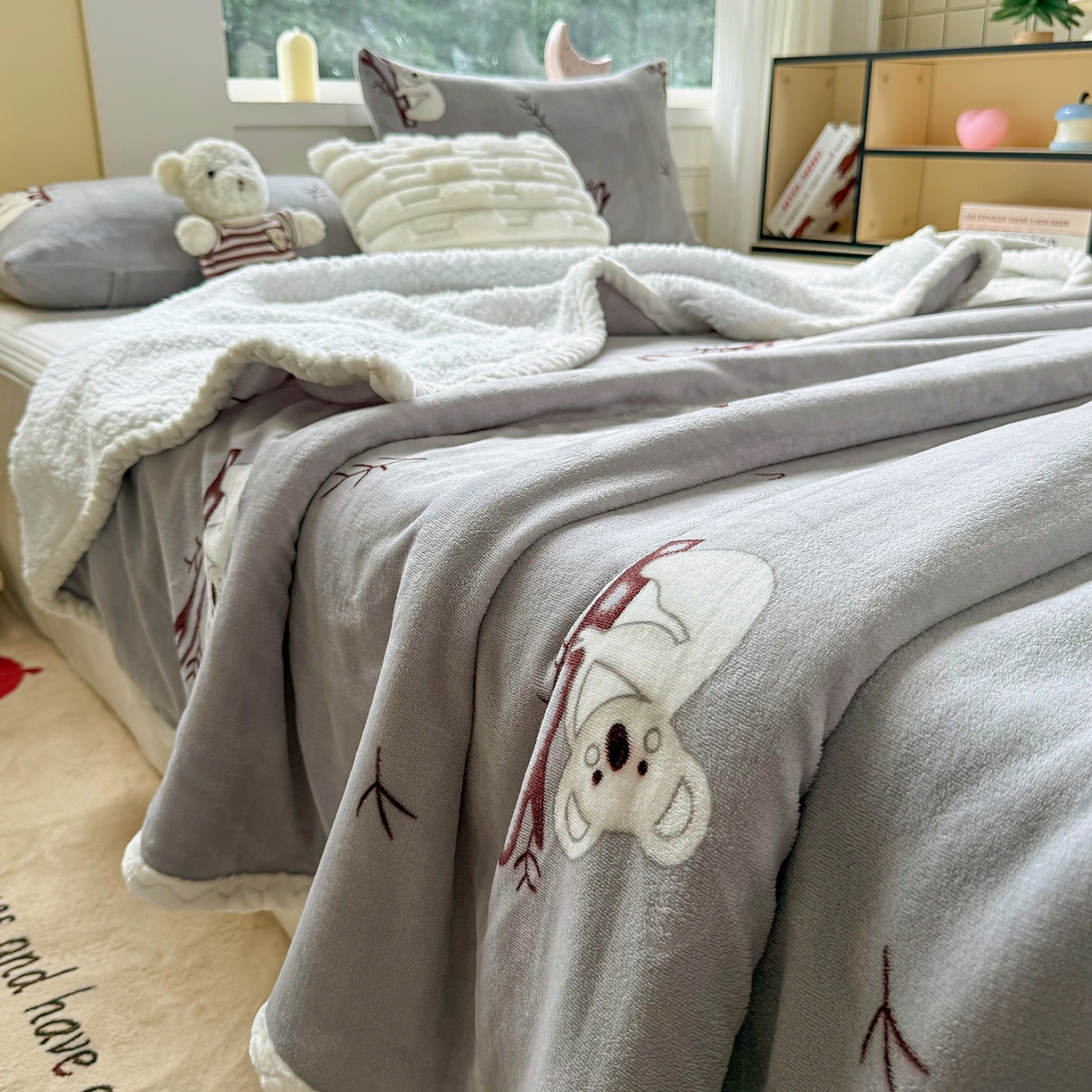 91家纺网 家纺一手货源 找家纺 喜歌家居 2025新款玉源考拉牛奶绒包边双层毯 玉源考拉灰