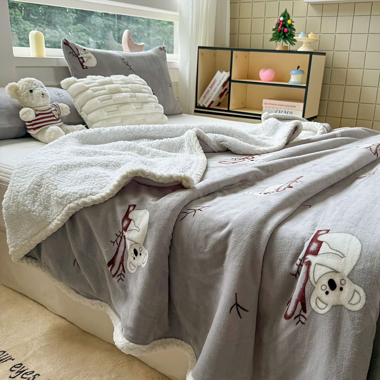 91家纺网 家纺一手货源 找家纺 喜歌家居 2025新款玉源考拉牛奶绒包边双层毯 玉源考拉灰