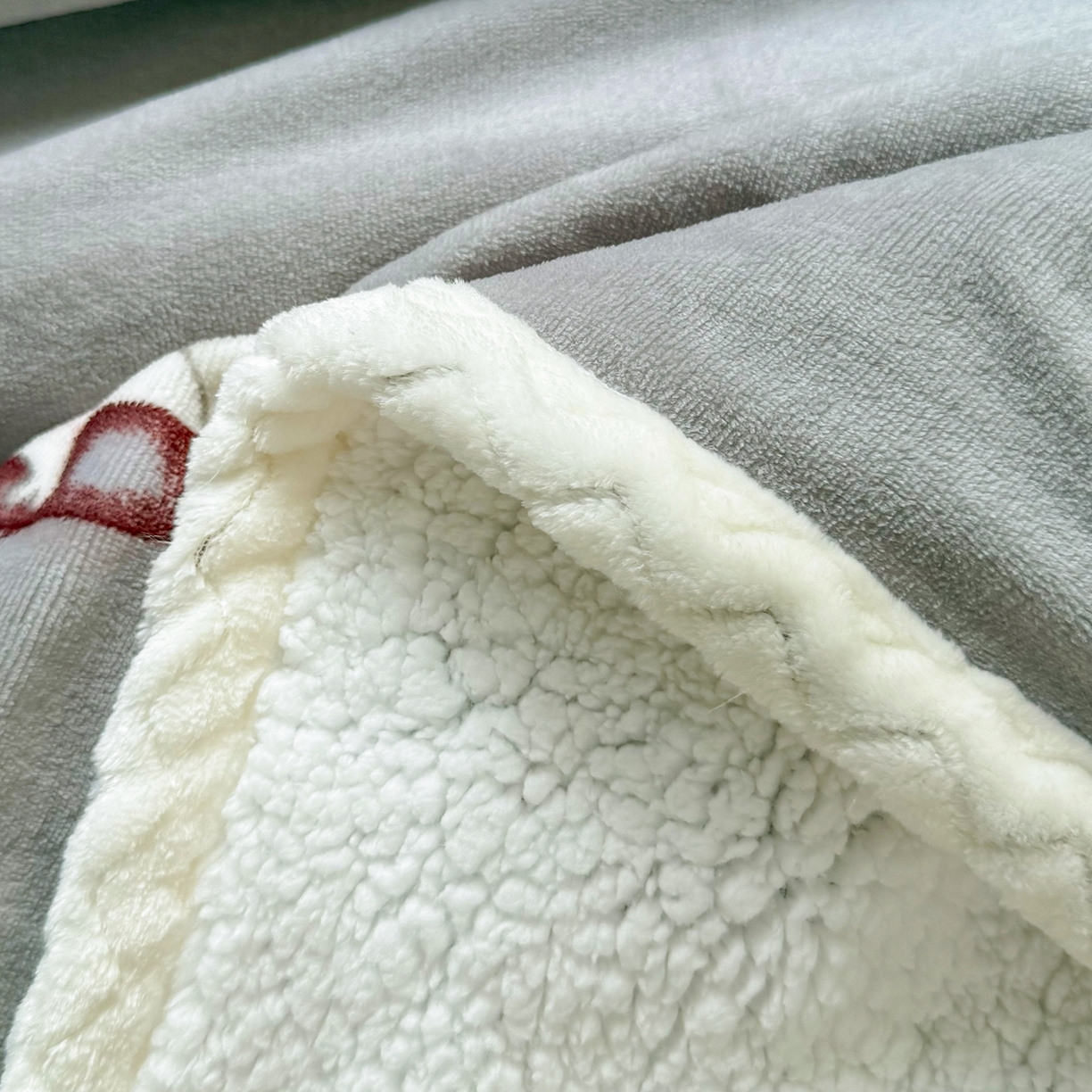 91家纺网 家纺一手货源 找家纺 喜歌家居 2025新款玉源考拉牛奶绒包边双层毯 玉源考拉灰