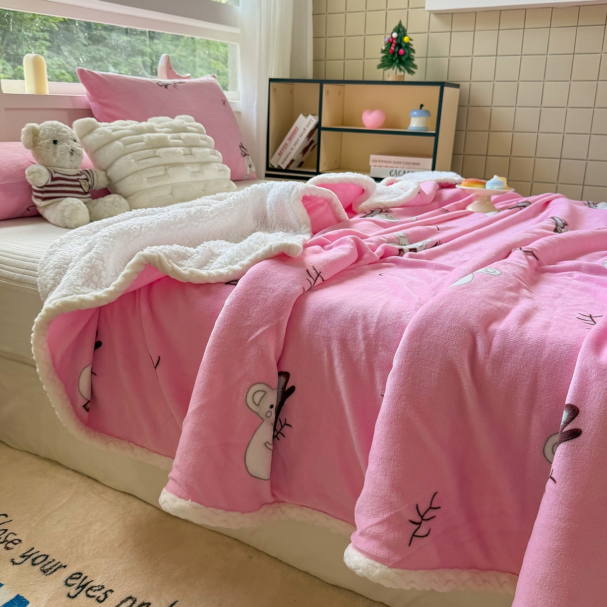 91家纺网 家纺一手货源 找家纺 喜歌家居 2025新款玉源考拉牛奶绒包边双层毯 玉源考拉粉色