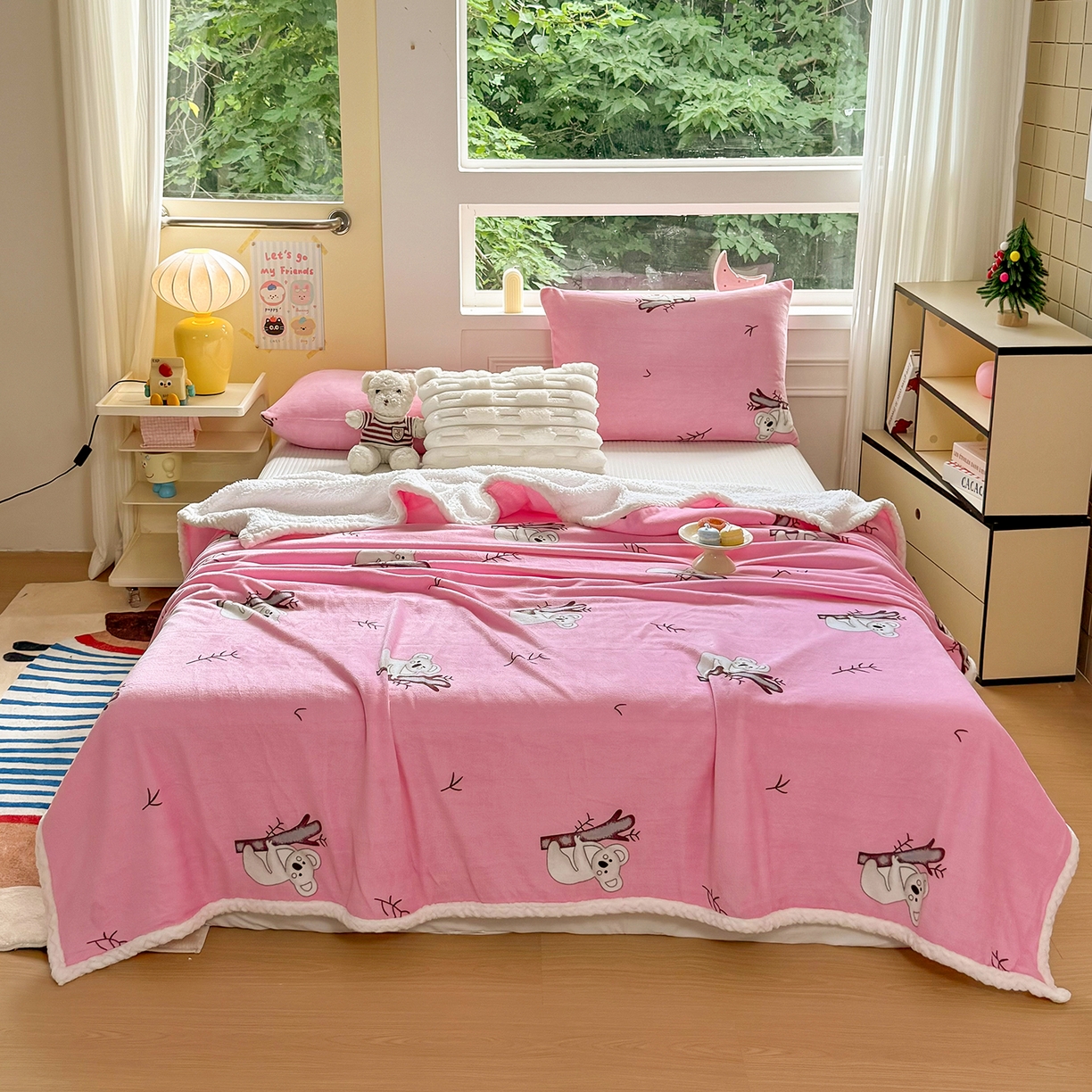 91家纺网 家纺一手货源 找家纺 喜歌家居 2025新款玉源考拉牛奶绒包边双层毯 玉源考拉粉色