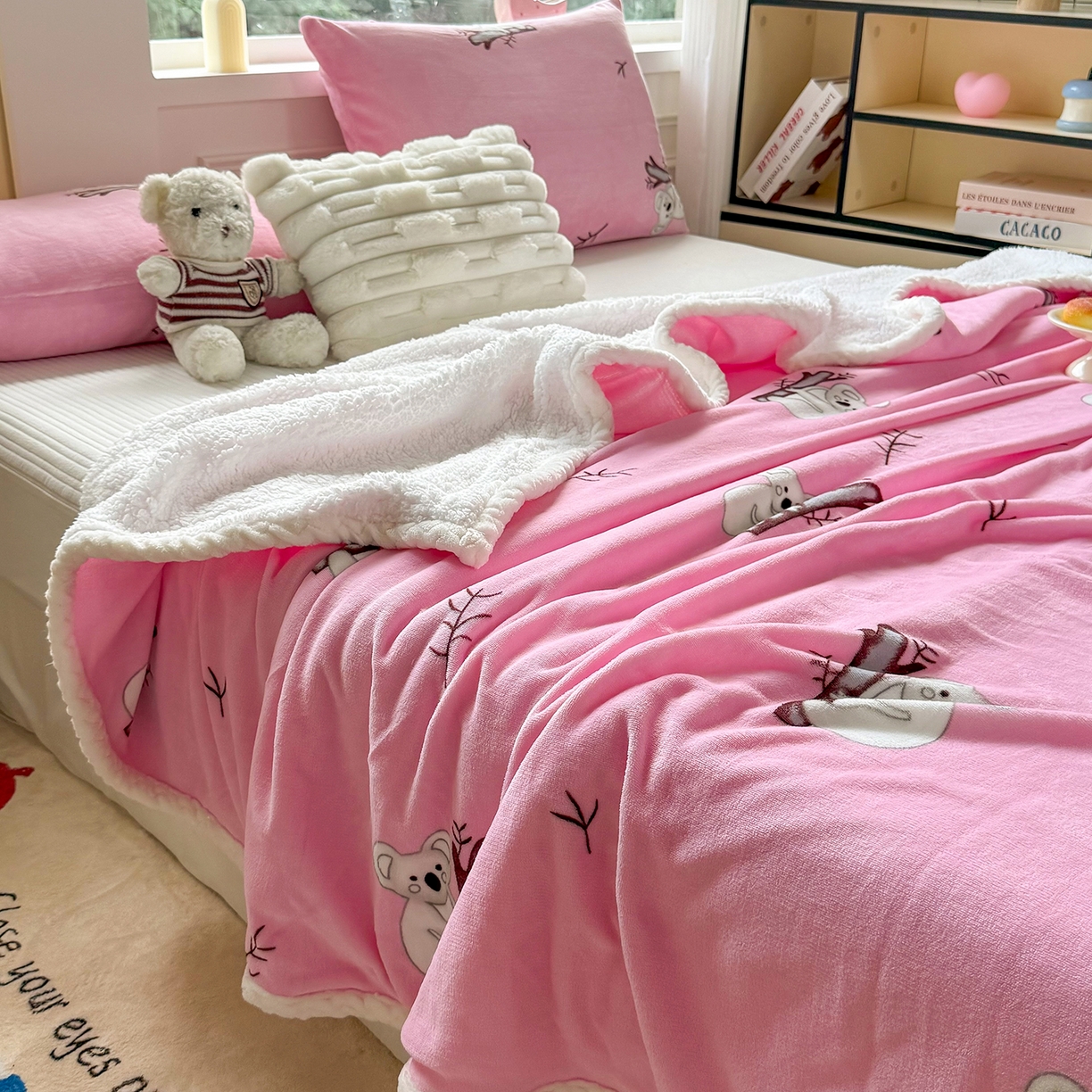 91家纺网 家纺一手货源 找家纺 喜歌家居 2025新款玉源考拉牛奶绒包边双层毯 玉源考拉粉色