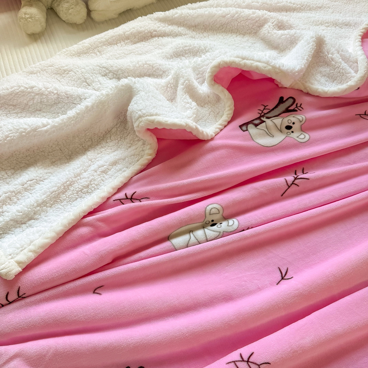 91家纺网 家纺一手货源 找家纺 喜歌家居 2025新款玉源考拉牛奶绒包边双层毯 玉源考拉粉色