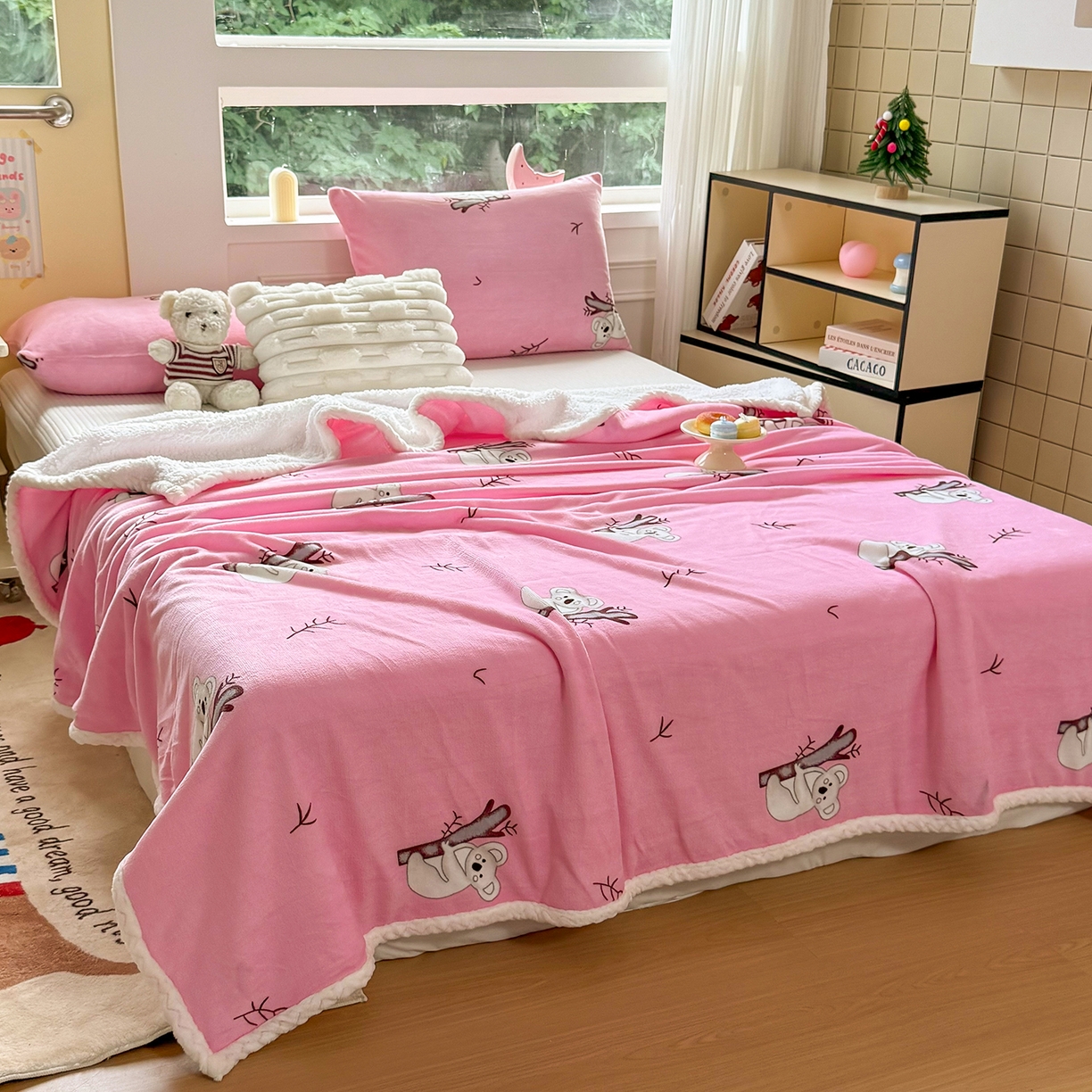 91家纺网 家纺一手货源 找家纺 喜歌家居 2025新款玉源考拉牛奶绒包边双层毯 玉源考拉粉色