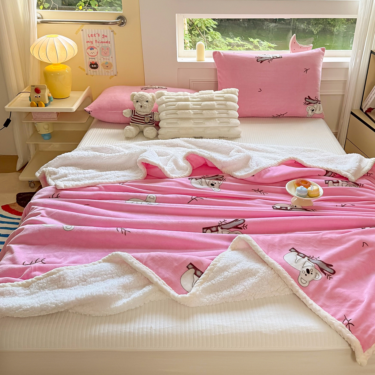 91家纺网 家纺一手货源 找家纺 喜歌家居 2025新款玉源考拉牛奶绒包边双层毯 玉源考拉粉色