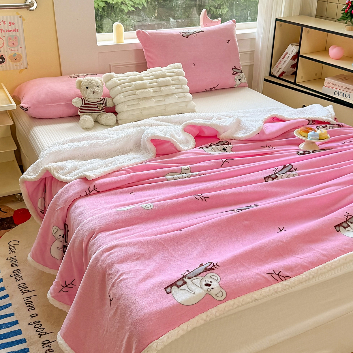 91家纺网 家纺一手货源 找家纺 喜歌家居 2025新款玉源考拉牛奶绒包边双层毯 玉源考拉粉色