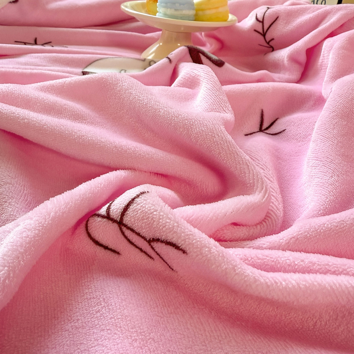 91家纺网 家纺一手货源 找家纺 喜歌家居 2025新款玉源考拉牛奶绒包边双层毯 玉源考拉粉色