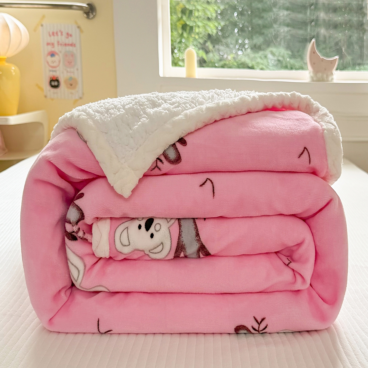 91家纺网 家纺一手货源 找家纺 喜歌家居 2025新款玉源考拉牛奶绒包边双层毯 玉源考拉粉色