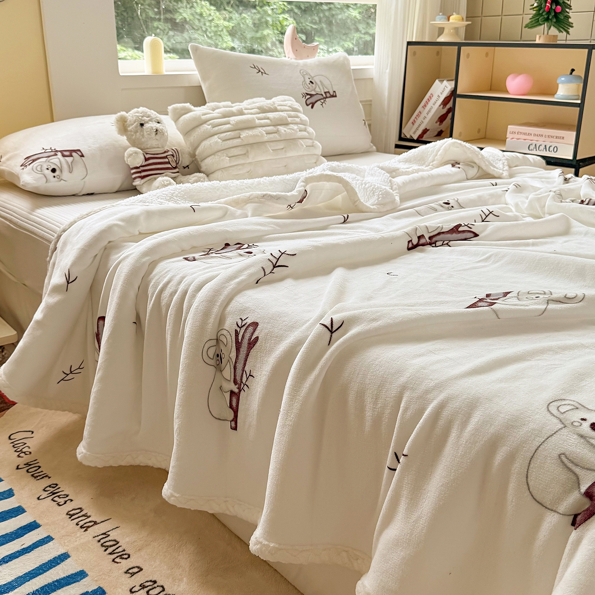 91家纺网 家纺一手货源 找家纺 喜歌家居 2025新款玉源考拉牛奶绒包边双层毯 玉源考拉米白