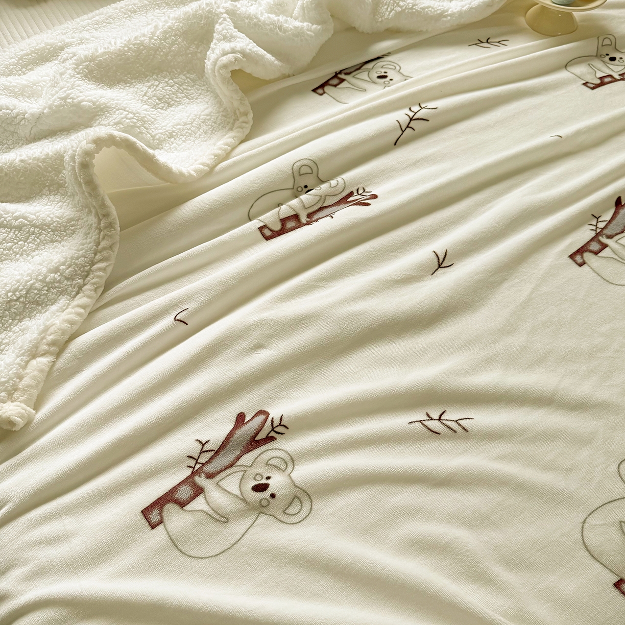 91家纺网 家纺一手货源 找家纺 喜歌家居 2025新款玉源考拉牛奶绒包边双层毯 玉源考拉米白