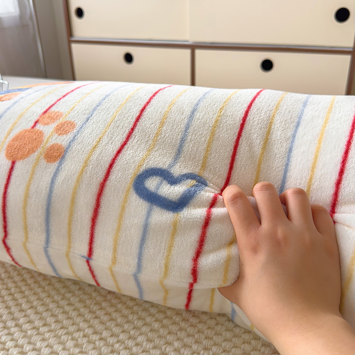 91家纺网 家纺一手货源 找家纺 久云居 2025新款高克重牛奶绒枕加芯牛奶绒长条枕套夹腿抱枕 萌犬派对