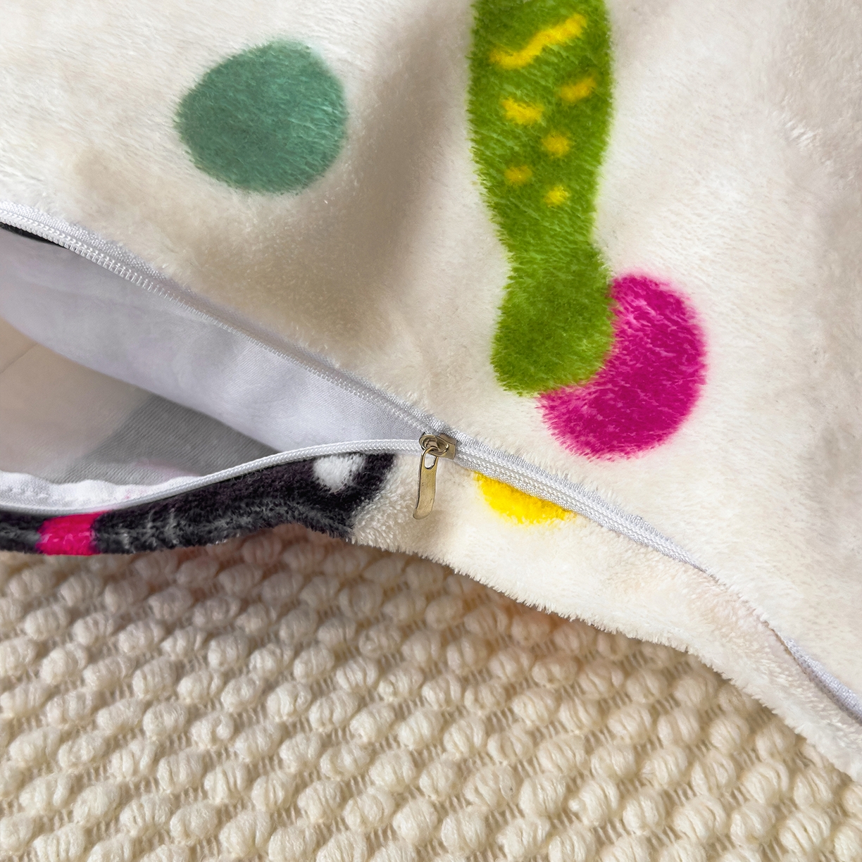 91家纺网 家纺一手货源 找家纺 久云居 2025新款高克重牛奶绒枕加芯牛奶绒长条枕套夹腿抱枕 波点黑猫