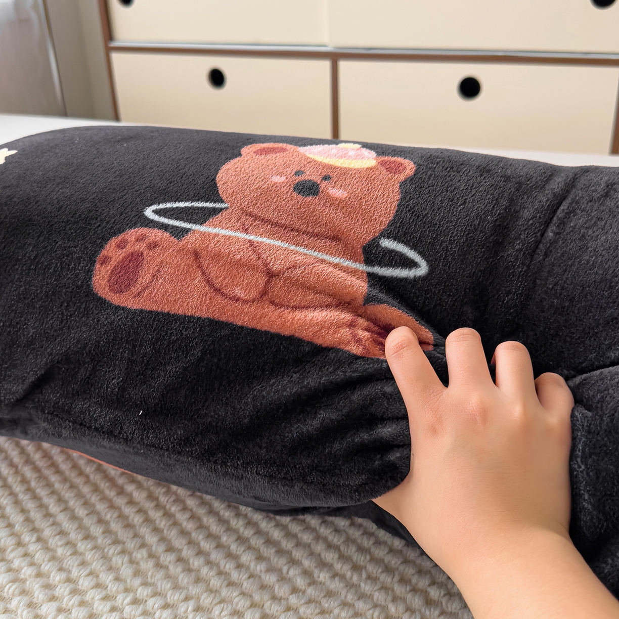 91家纺网 家纺一手货源 找家纺 久云居 2025新款高克重牛奶绒枕加芯牛奶绒长条枕套夹腿抱枕 小熊星梦