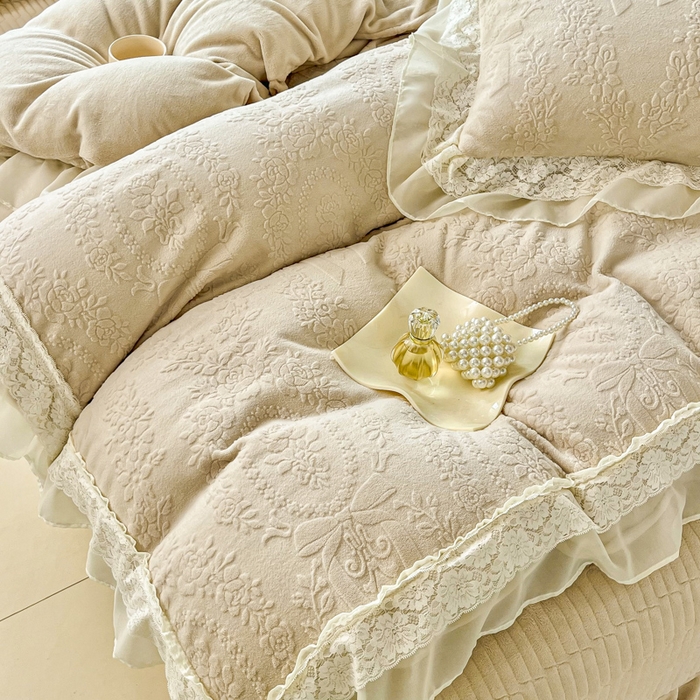 91家纺网 家纺一手货源 找家纺 七七家纺 2025新款雕花牛奶绒夹棉床盖四件套-若梦系列 若梦-鹅黄