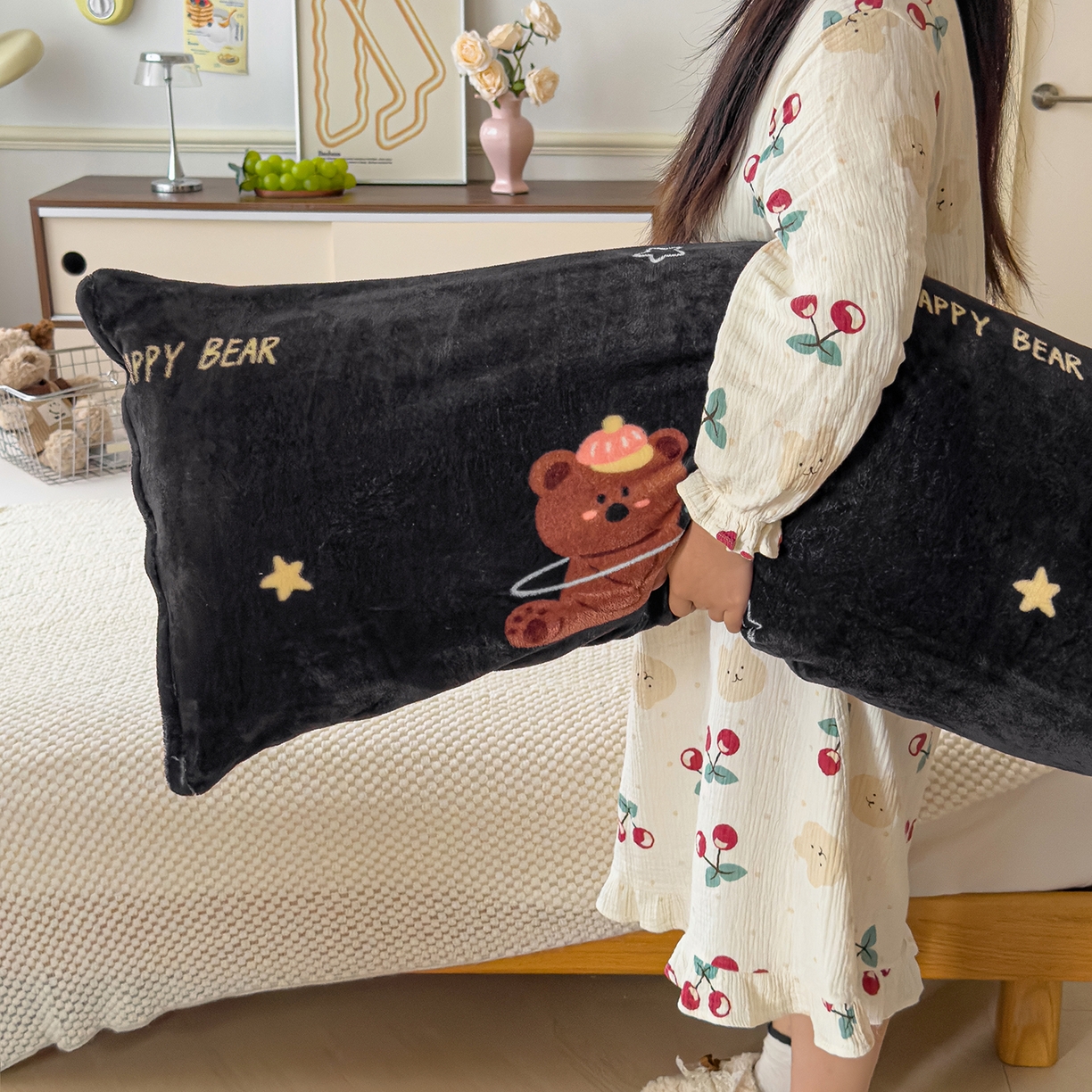 91家纺网 家纺一手货源 找家纺 久云居 2025新款高克重牛奶绒枕加芯牛奶绒长条枕套夹腿抱枕 小熊星梦