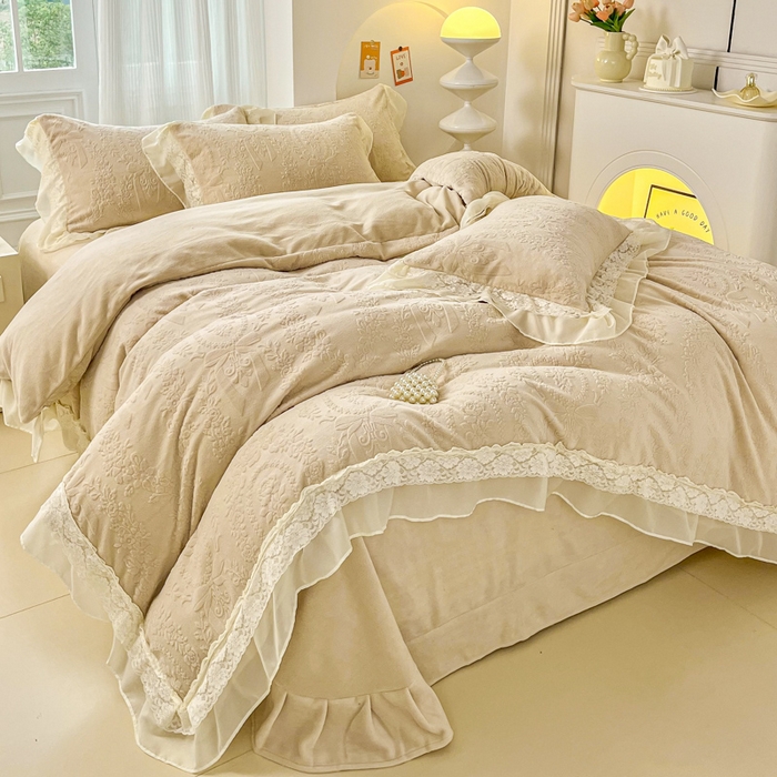 91家纺网 家纺一手货源 找家纺 七七家纺 2025新款雕花牛奶绒夹棉床盖四件套-若梦系列 若梦-鹅黄